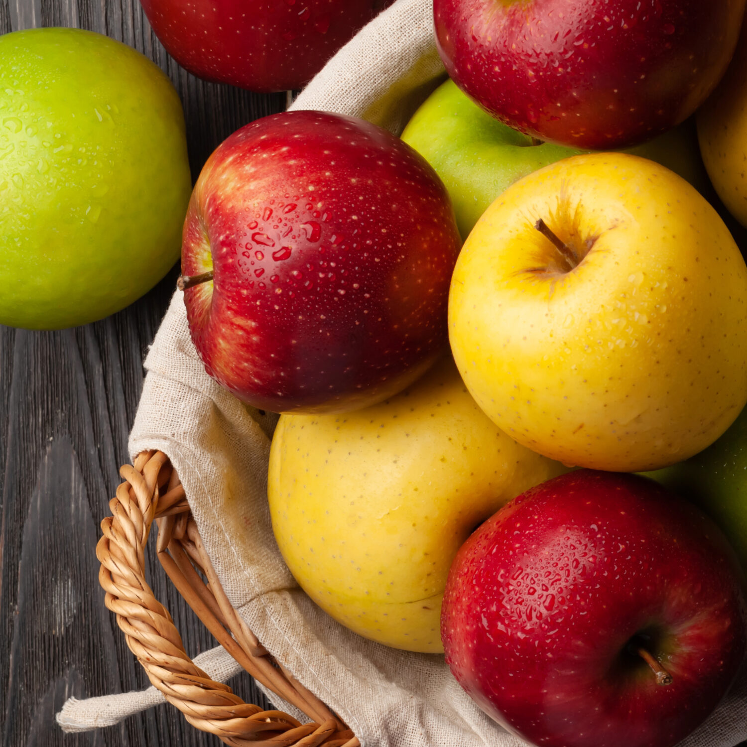 Bunter Korb mit frischem Obst