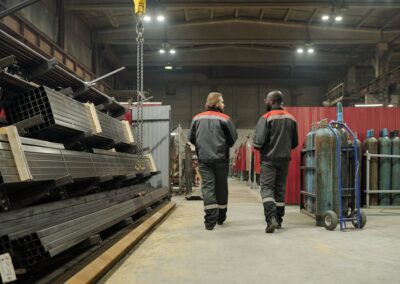 Mitarbeitende in einer Industriehalle