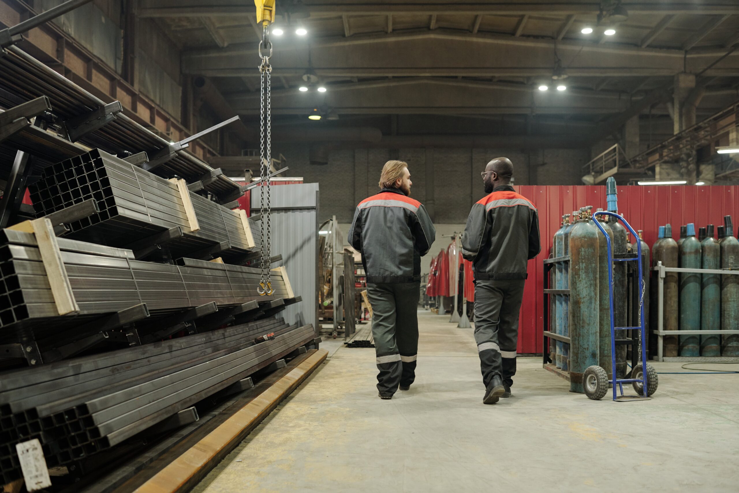 Mitarbeitende in einer Industriehalle