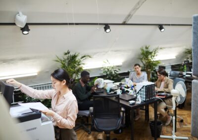 Mitarbeitende in einem modernen Büro