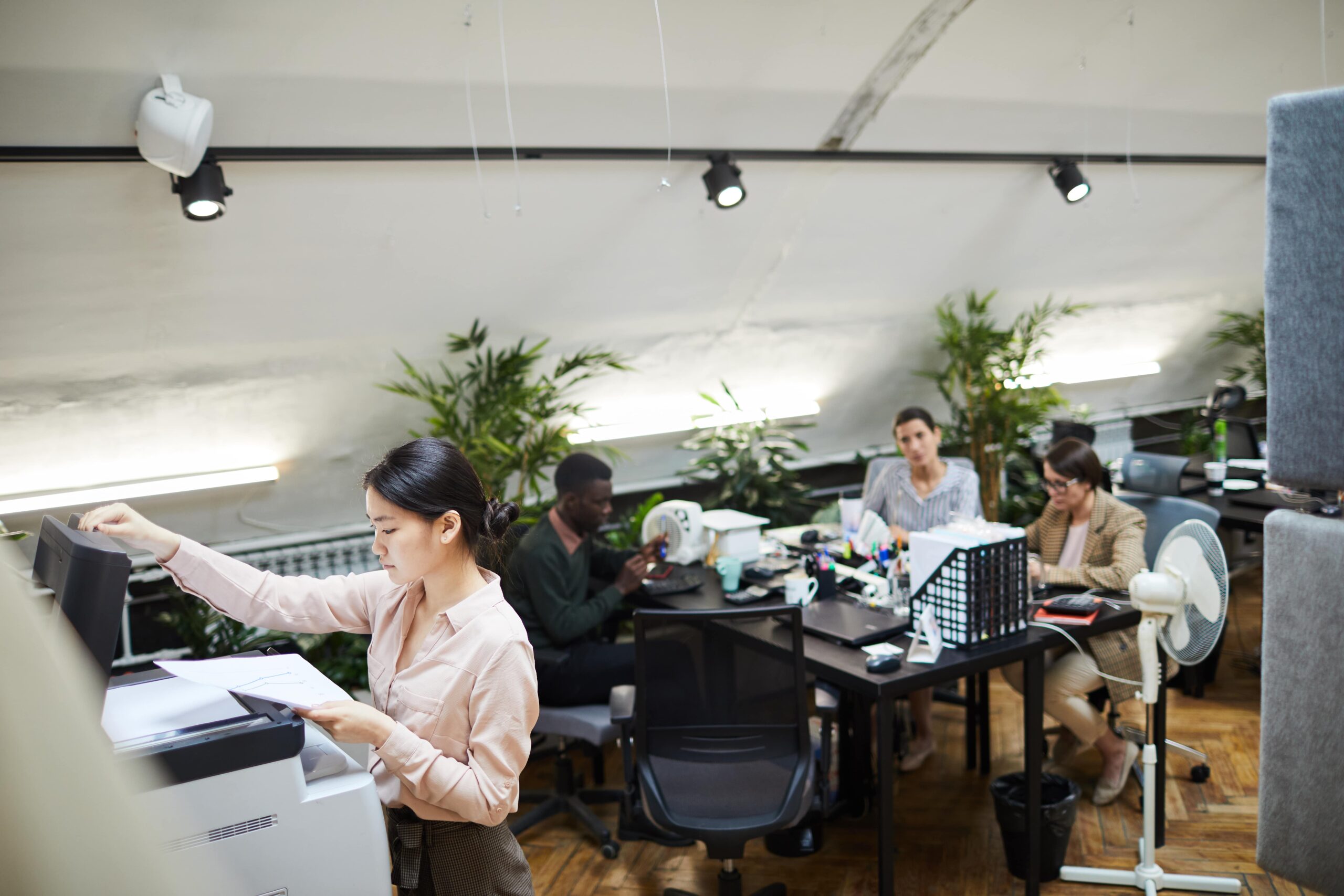 Mitarbeitende in einem modernen Büro