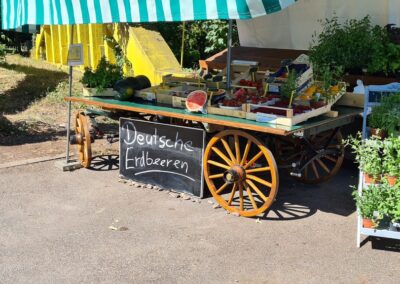 Obststand von Dorlacher Obschd mit Erdbeeren und Melonen