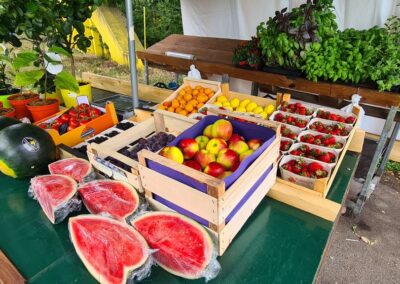 Obststand von Dorlacher Obschd mit Wassermelonen, Äpfeln, Erdbeeren und Kräutern